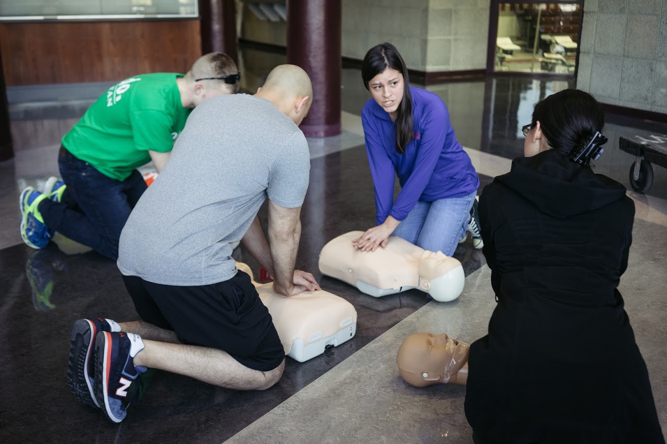 Medical students lead instruction in hands-only CPR training. (Photo by Jessica Nguyen)